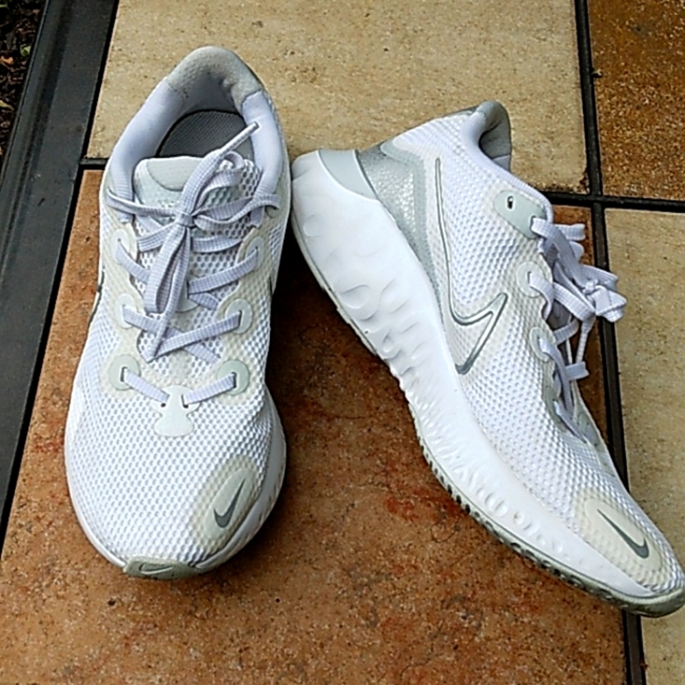 Womens NIKE Renew sz 9.5